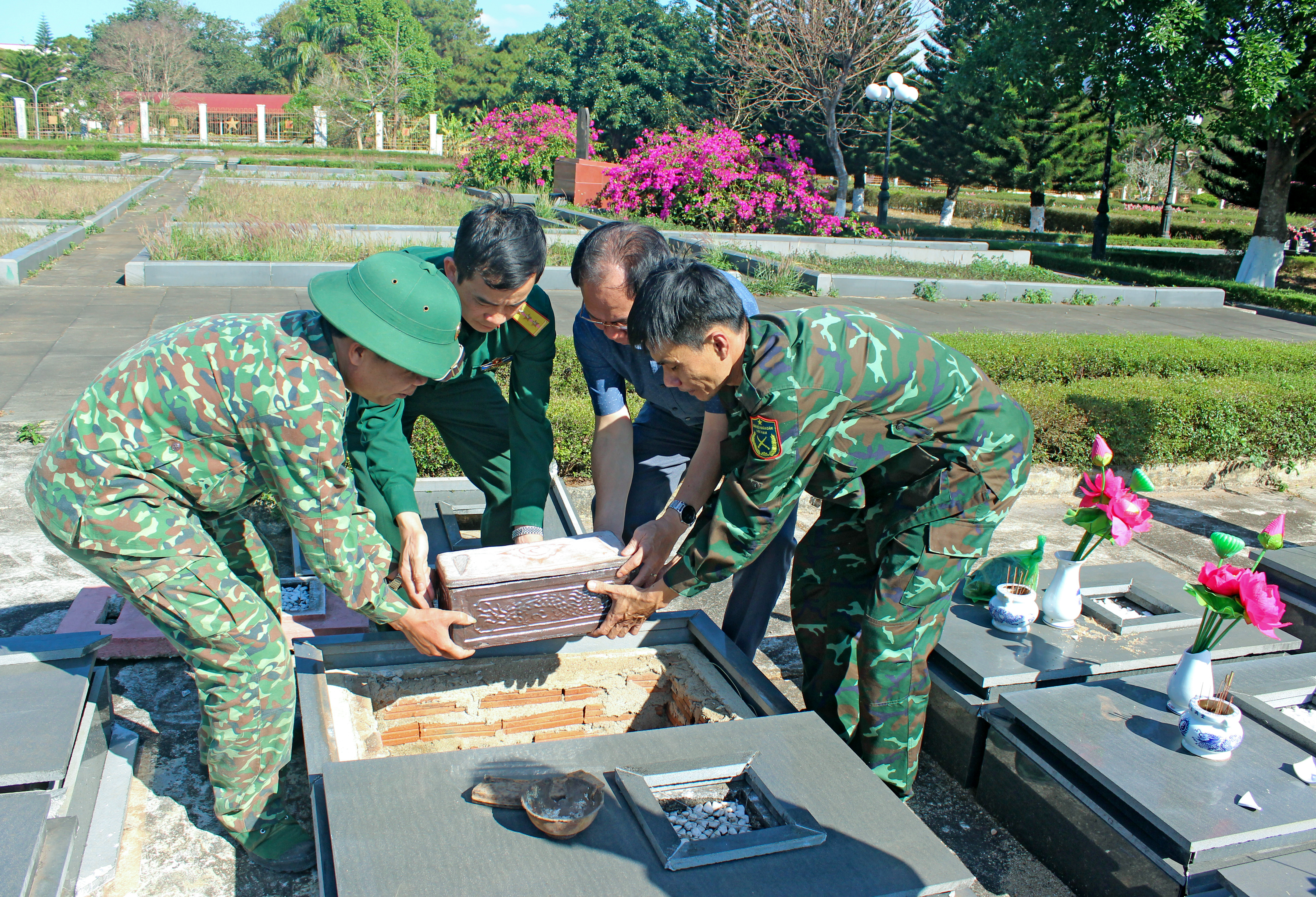Quân đoàn 3 tiếp tục quy tập được hài cốt liệt sĩ tại làng Doch 1